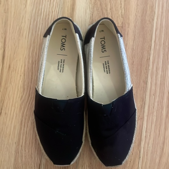 Tom’s slip on shoes in black and striped pattern size 7 women’s - Picture 7 of 8